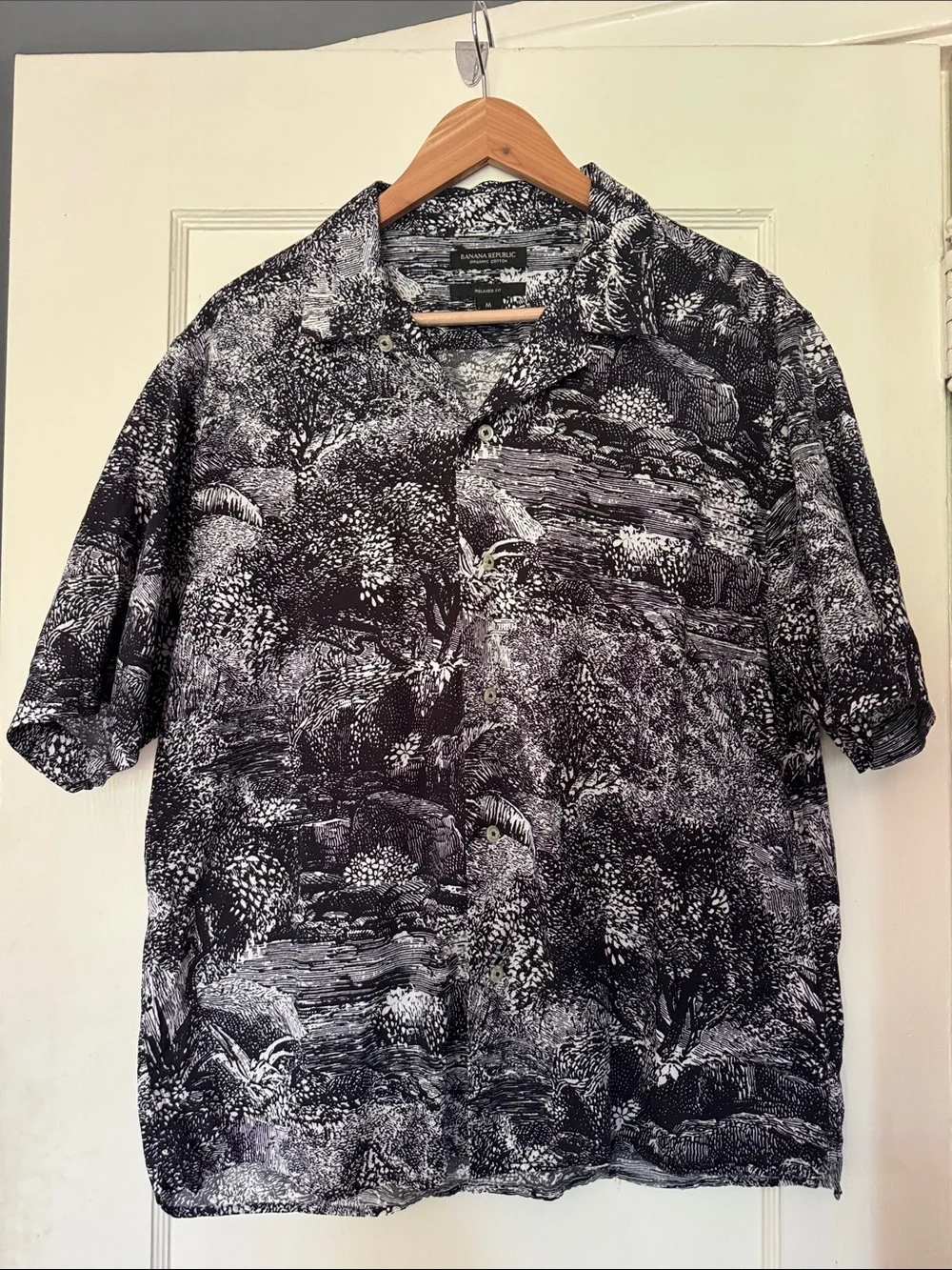 Banana Republic Black & White Scenic Print Short-Sleeve Button-Down Shirt sz Med